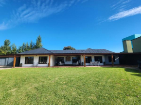 Casa Chalet de Campo Lujosa con pileta Cerca de termas